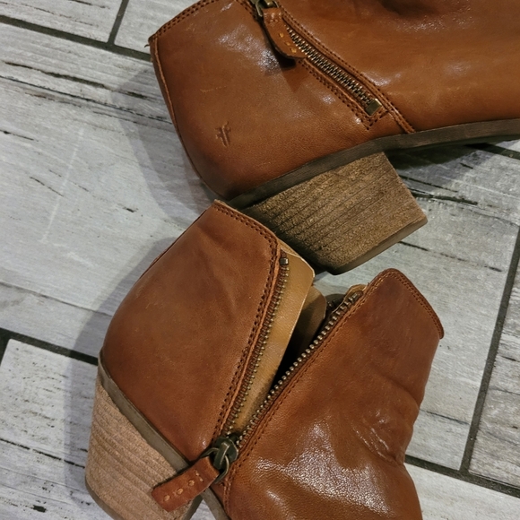 FRYE Judith Women's 9.5 cognac brown leather side zippers Ankle Boots booties - Picture 7 of 11